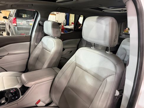 Used 2022 GMC Acadia SLT w/ LPO, Floor Liner Package image 14