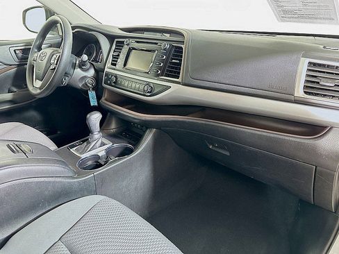 Used 2018 Toyota Highlander LE image 27