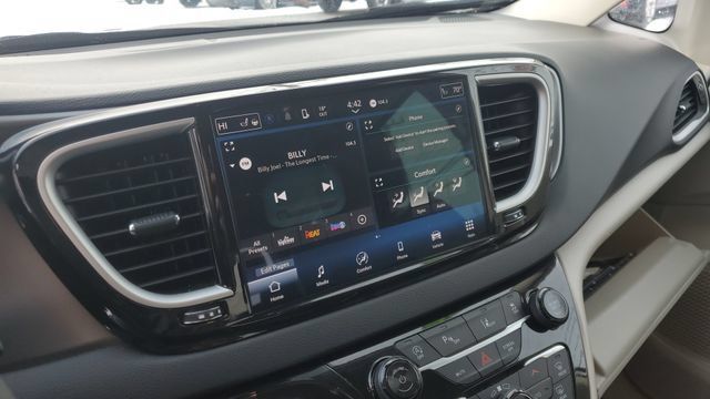 Used 2024 Chrysler Pacifica Touring-L FWD image 13