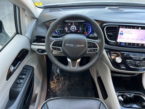 Used 2023 Chrysler Pacifica Limited image 15