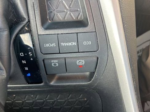Used 2020 Toyota RAV4 XLE w/ Convenience Package FWD image 18