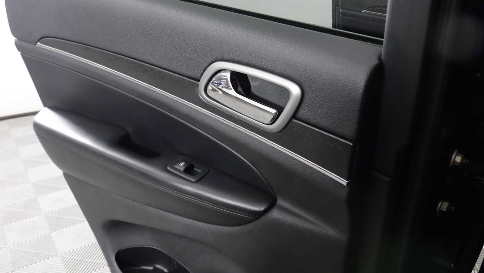 Used 2018 Jeep Grand Cherokee Limited AWD/4WD image 14