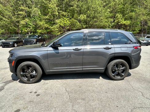 Used 2023 Jeep Grand Cherokee Altitude AWD/4WD image 4