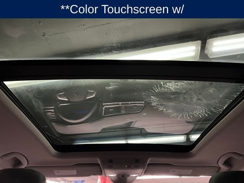 Used 2024 Volkswagen Tiguan SE w/ Panoramic Sunroof Package image 10