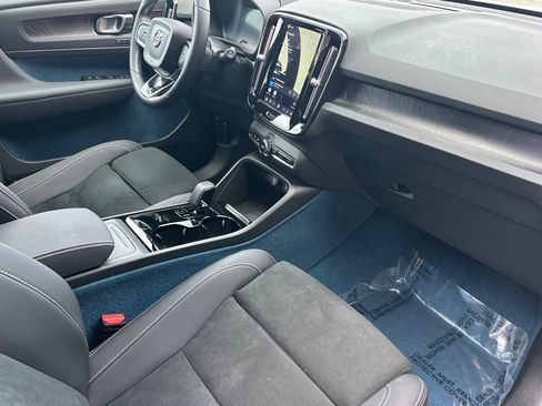 Used 2025 Volvo EX40 Ultra w/ Protection Package Premier image 19