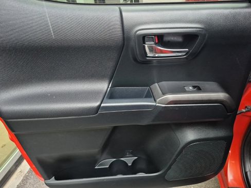 Used 2017 Toyota Tacoma TRD Sport image 13