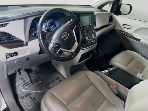 Certified 2018 Toyota Sienna XLE w/ XLE Navigation Package FWD image 9