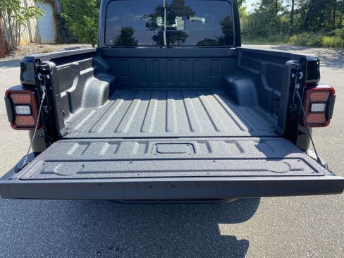 New 2025 Jeep Gladiator Sport image 10