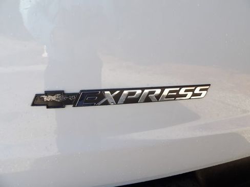 Used 2018 Chevrolet Express 2500 w/ Driver Convenience Package RWD image 10