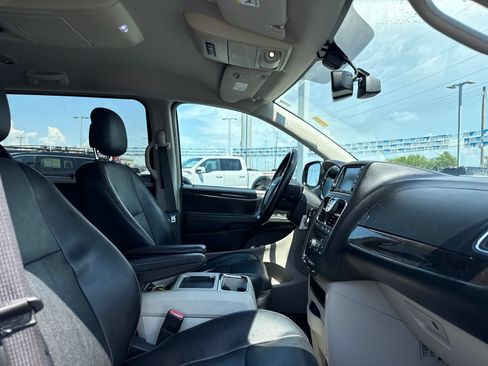 Used 2011 Chrysler Town & Country Touring-L w/ Driver Convenience Group FWD image 16