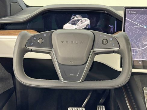 Used 2022 Tesla Model X image 18