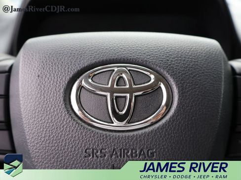 Used 2024 Toyota Sienna LE FWD image 25