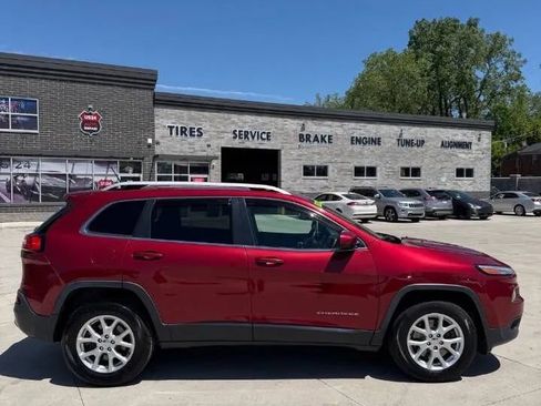 Used 2016 Jeep Cherokee Latitude AWD/4WD image 8