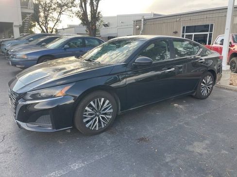 Certified 2025 Nissan Altima 2.5 SV FWD image 4