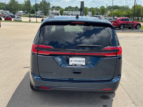 Used 2025 Chrysler Pacifica Limited FWD image 37
