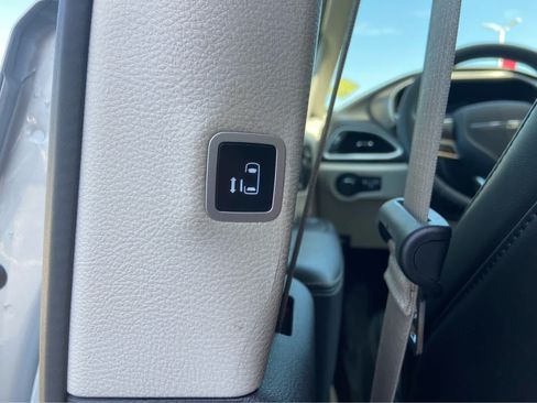 Used 2024 Chrysler Pacifica Touring-L FWD image 18