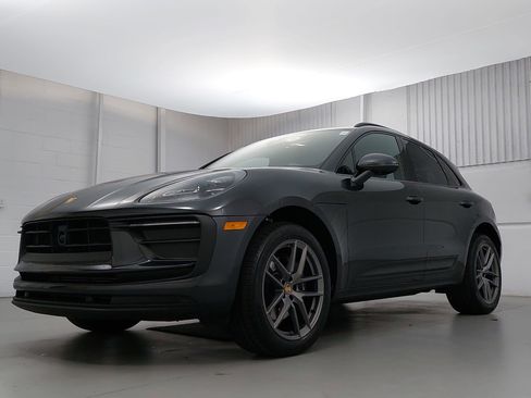 Used 2025 Porsche Macan image 1