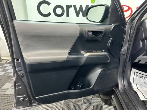 Used 2017 Toyota Tacoma SR5 w/ Tow Package AWD/4WD image 18
