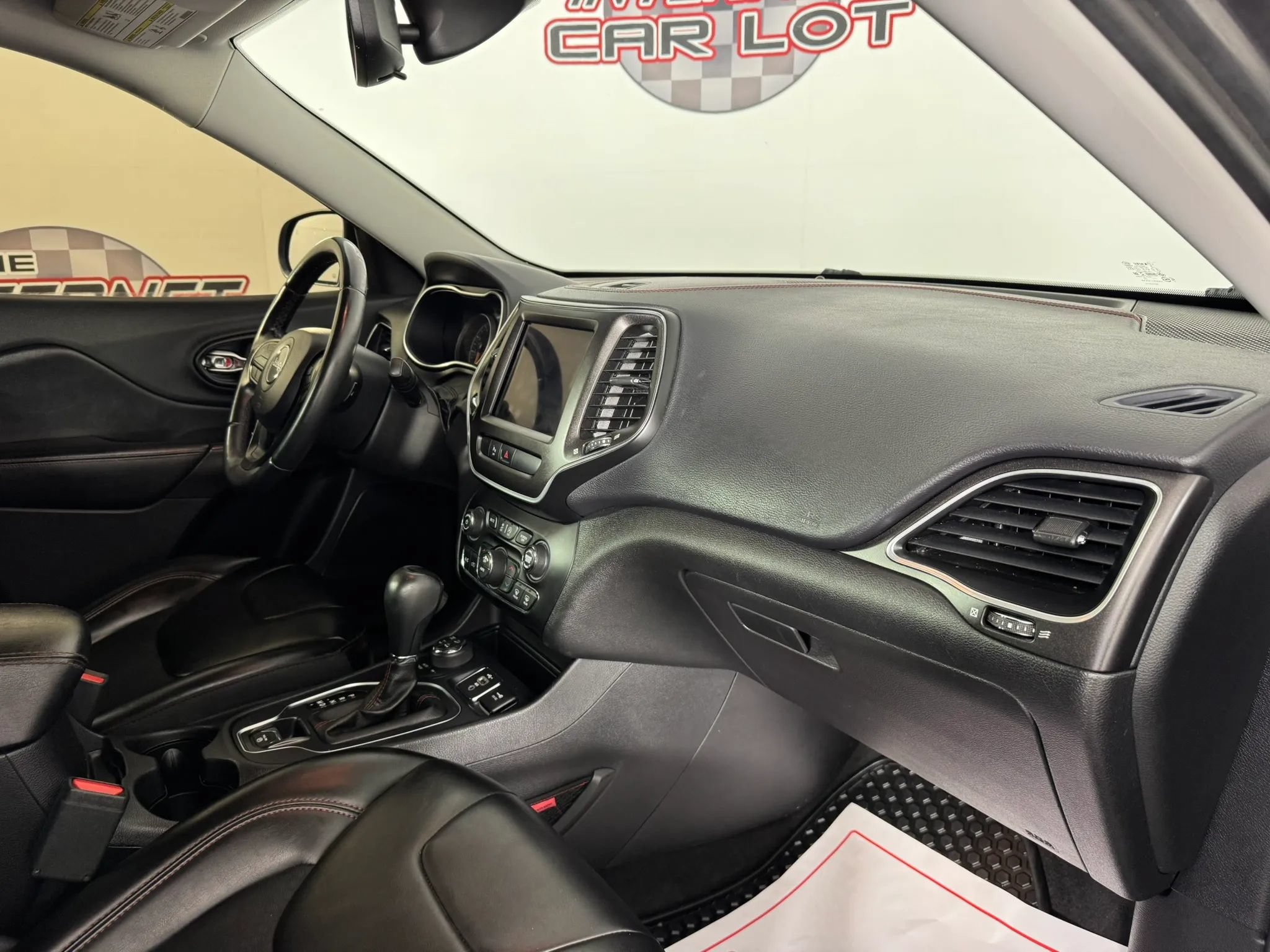 Used 2019 Jeep Cherokee Trailhawk AWD/4WD image 12