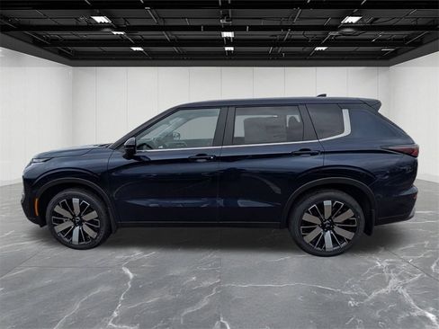 New 2026 Mitsubishi Outlander LE image 2