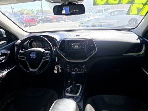 Used 2017 Jeep Cherokee Latitude image 4