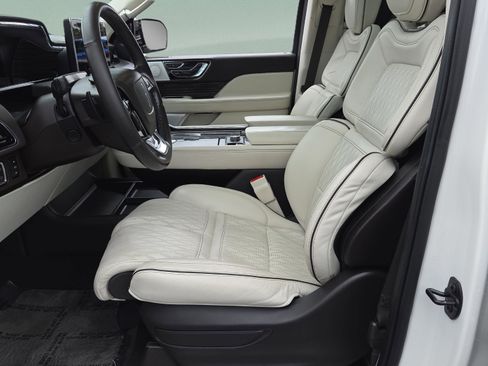 Used 2022 Lincoln Navigator Black Label AWD/4WD image 9