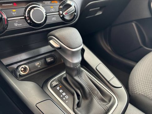 Used 2025 Kia Soul LX w/ LX Technology Package FWD image 41