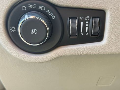 Used 2024 Chrysler Pacifica Touring-L FWD image 16