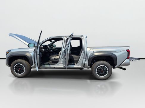 Used 2024 Toyota Tacoma TRD Off-Road AWD/4WD image 9