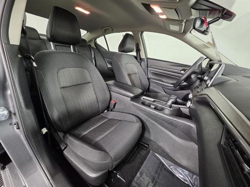 Used 2025 Nissan Altima 2.5 SV FWD image 14