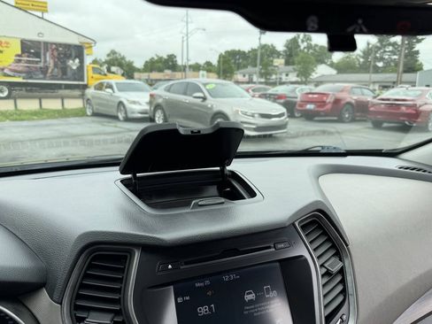 Used 2017 Hyundai Santa Fe SE AWD/4WD image 11