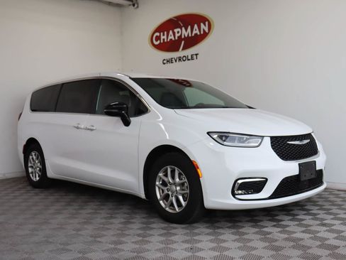 Used 2025 Chrysler Pacifica Select FWD image 1