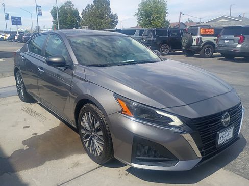 Used 2024 Nissan Altima 2.5 SV FWD image 4