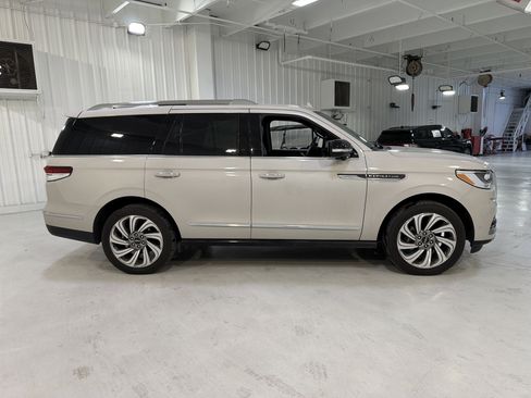 Used 2023 Lincoln Navigator Reserve image 6