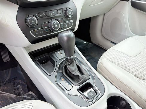 Used 2019 Jeep Cherokee Limited FWD image 10