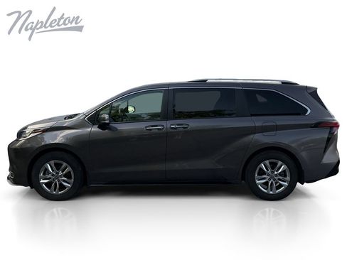 Used 2023 Toyota Sienna Limited AWD/4WD image 2