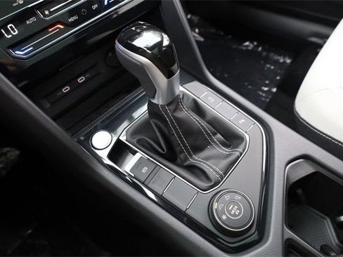 New 2025 Volkswagen Taos SE image 17