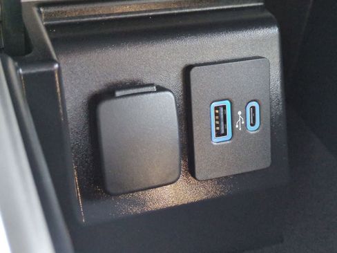Used 2023 Ford Explorer XLT AWD/4WD image 31