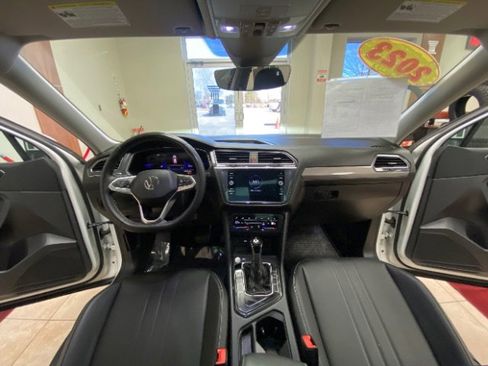 Used 2023 Volkswagen Tiguan SE w/ Panoramic Sunroof Package image 30