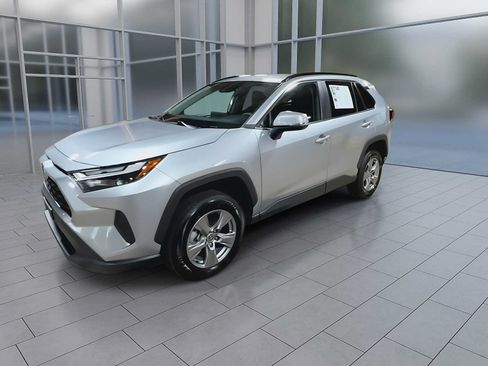 Used 2025 Toyota RAV4 XLE AWD/4WD image 4