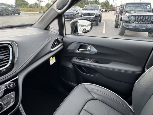 New 2026 Chrysler Pacifica Select image 18