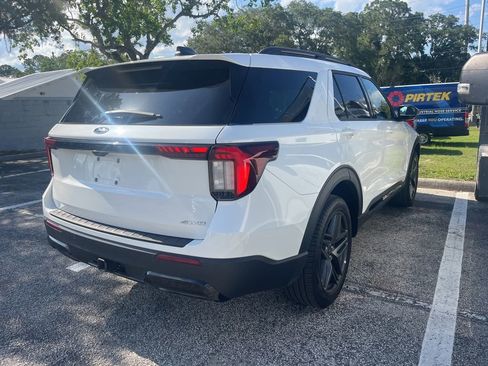 Used 2025 Ford Explorer ST-Line w/ ST-Line Street Pack AWD/4WD image 4