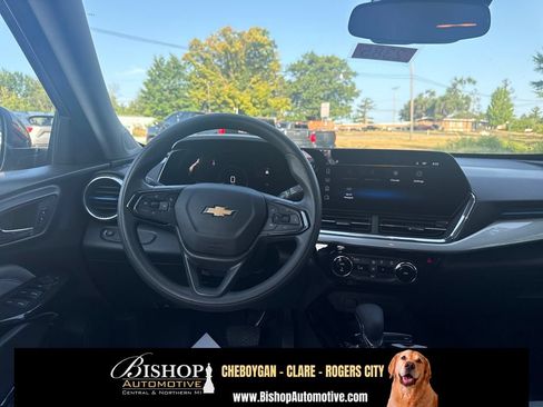 Used 2025 Chevrolet Trax LT FWD image 15
