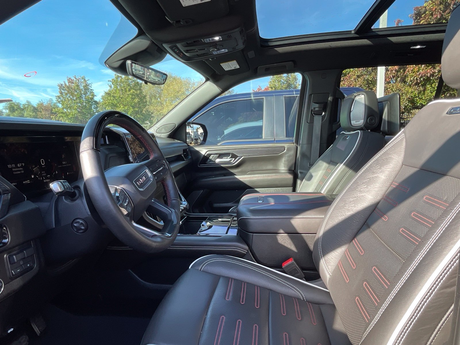 Used 2025 GMC Yukon AT4 Ultimate AWD/4WD image 5