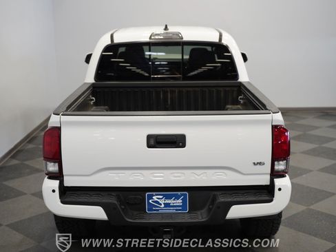 Used 2018 Toyota Tacoma TRD Sport w/ Technology Package RWD image 28