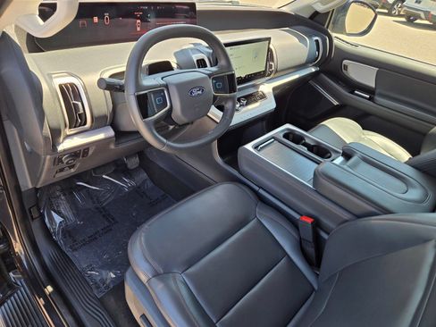 Used 2025 Ford Expedition Active AWD/4WD image 16