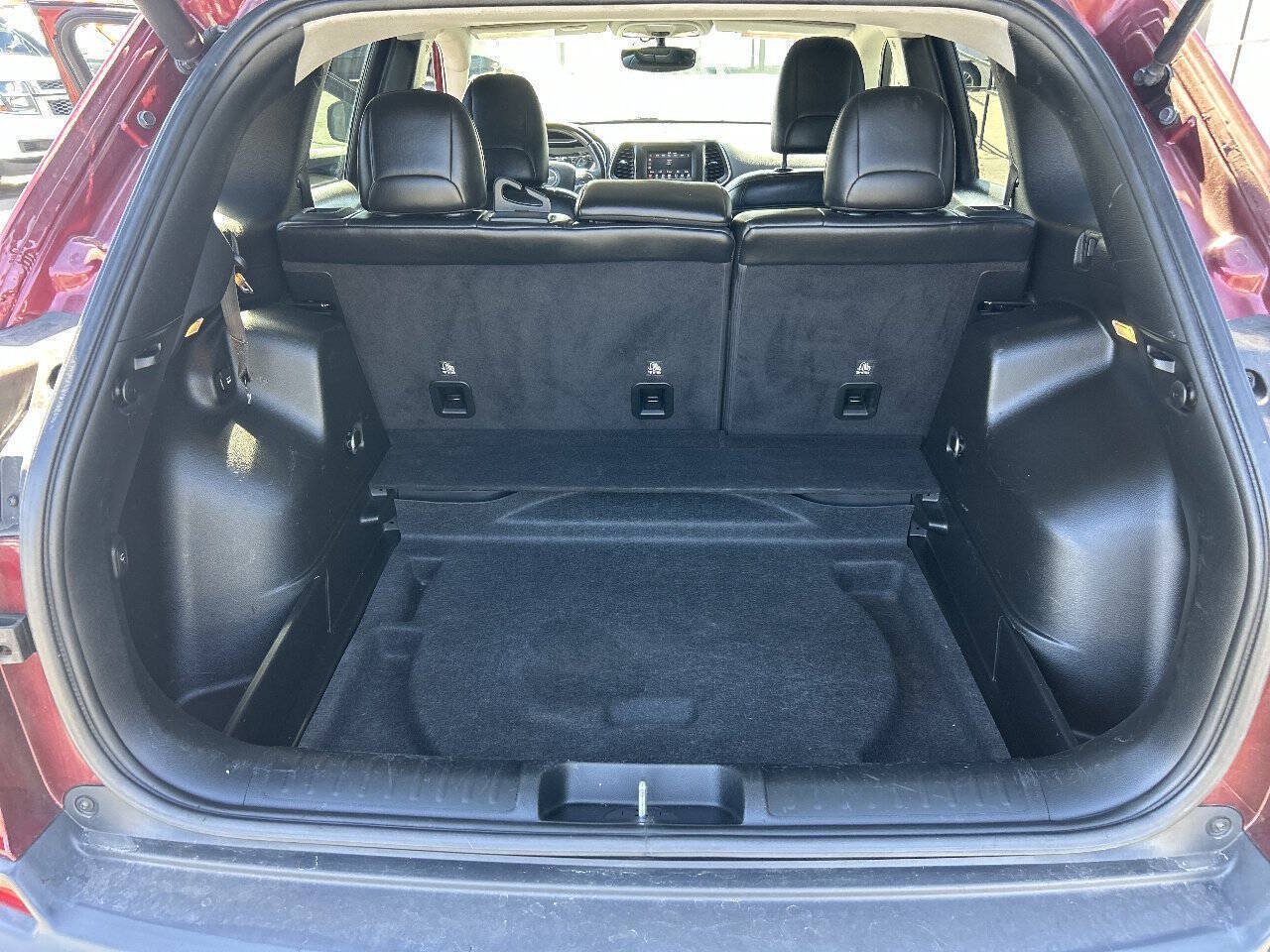 Used 2019 Jeep Cherokee Latitude Plus w/ Comfort/Convenience Group AWD/4WD image 18
