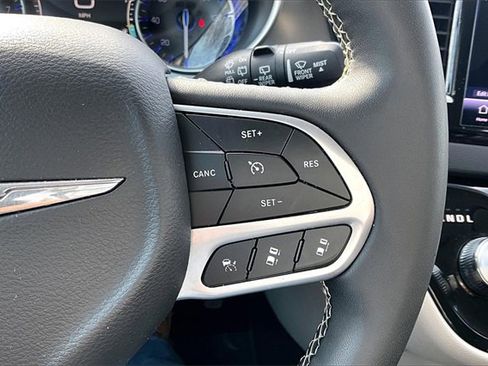 Used 2024 Chrysler Pacifica Touring-L image 19