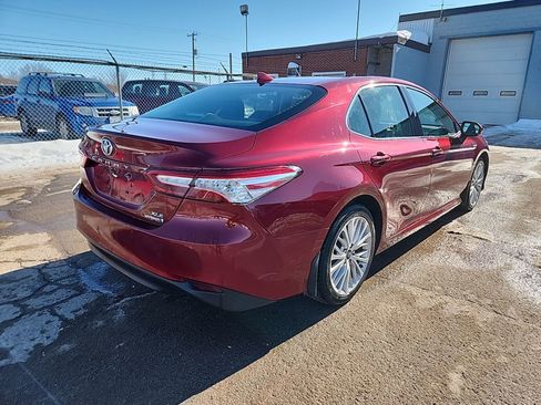 Used 2018 Toyota Camry XLE image 3