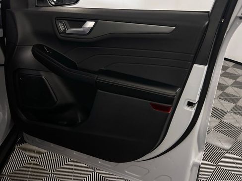 Used 2025 Ford Escape SE image 32